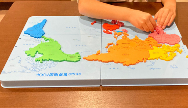 くもん世界地図パズルで遊ぶ子ども